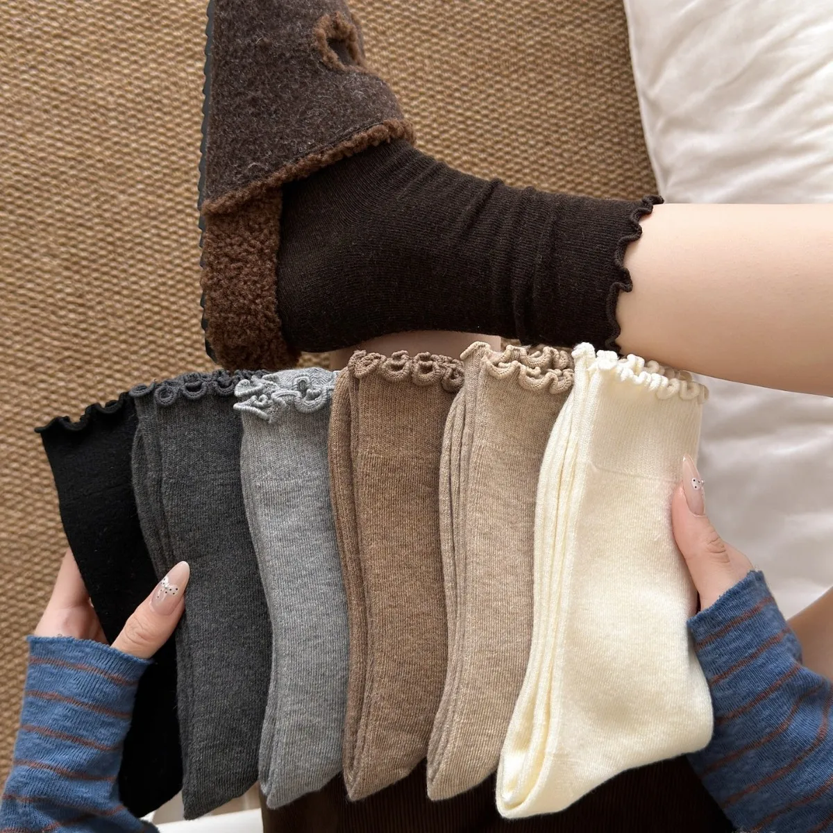 Women's Autumn Winter New Lace Wool Socks, Korean Sweet Wooden Ear Ruffled Heap Socks, Thick Warm Postpartum Socks