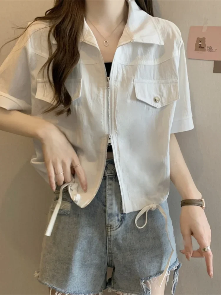 Kurzes Arbeitsoberteil mit vorderer Schulterpartie für Damen im Sommer. Neues, großes, leicht schlankes Poloshirt mit Doppelreißverschluss