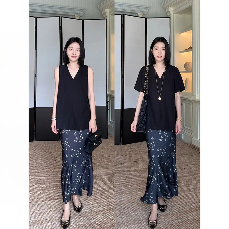 

Комплект из двух предметов: топ свободного кроя с V-образным вырезом и асимметричная юбка с принтом. Повседневный летний модный комплект для женщин.