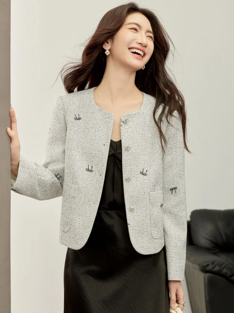 

SENTUBILA Women's Jacket 2025 Autumn Xiaoxiangfeng Coat Elegant Commuter O-Neck Shoulder Padded Short Blazer 153WA2064