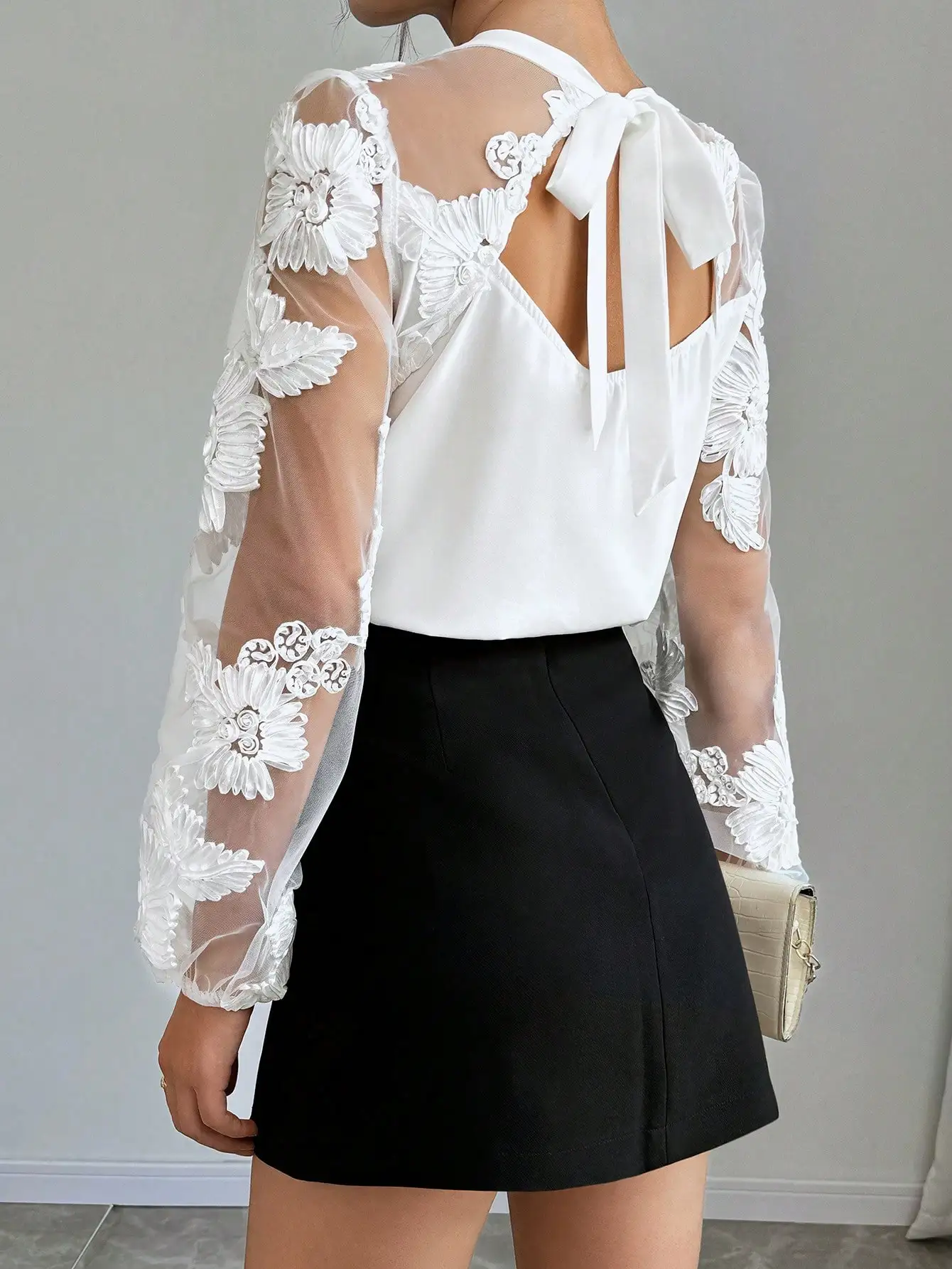 

Элегантная женская блузка из сетки с цветочным принтом, завязками на спине и пышными рукавами