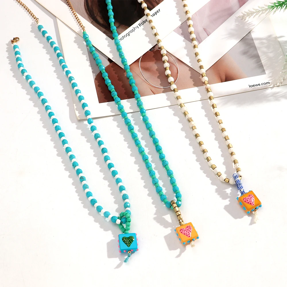 Niedliche kleine weiße türkisfarbene Perlen-Halskette mit Herz-Glasanhänger, exquisite Acryl-Perlen-Choker-Halskette, trendiges Schmuckgeschenk – Detail 7