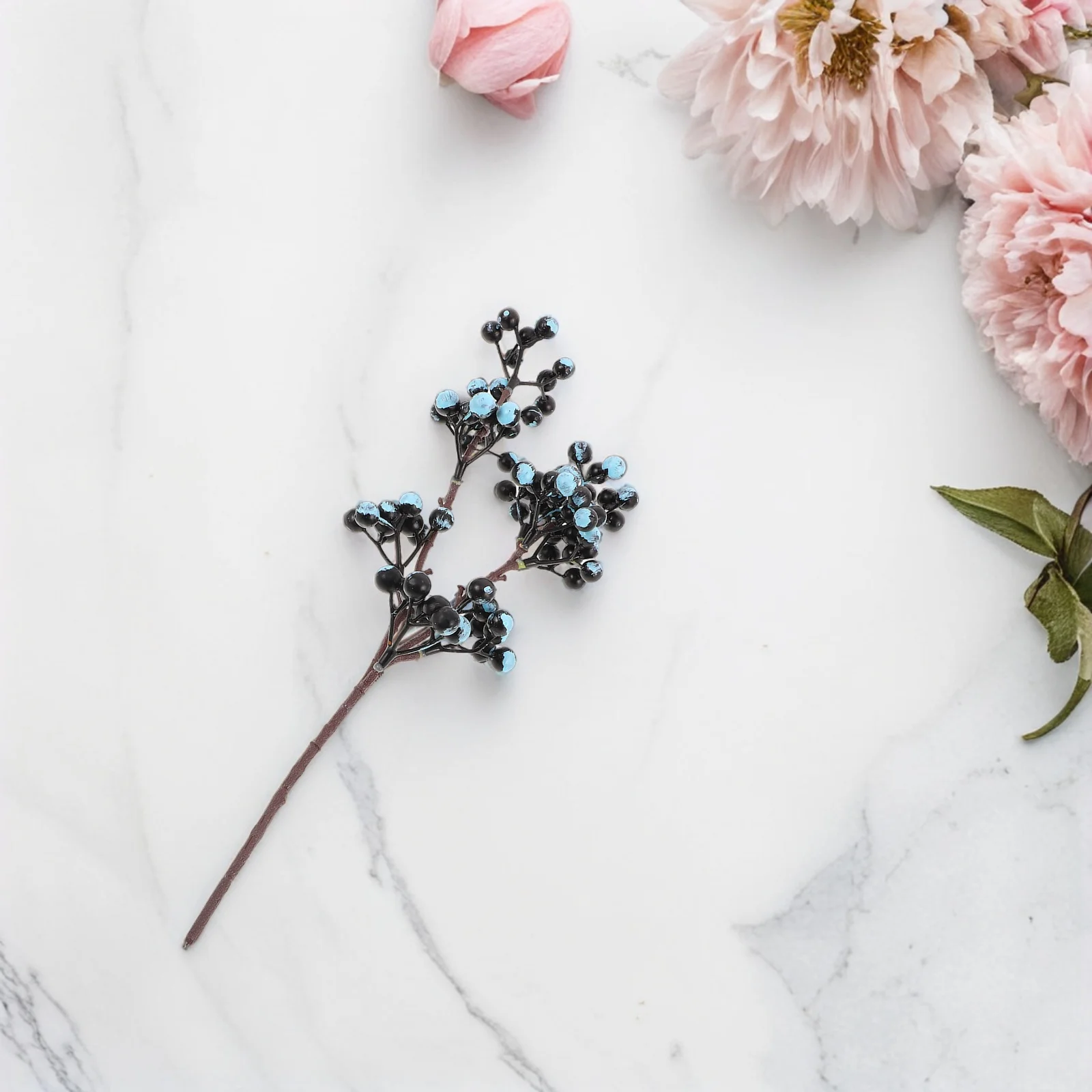 

2Pcs Lifelike Artificial Blueberry Stems Realistic Faux Berries Home Decor Wedding Centerpieces Vase Accessories