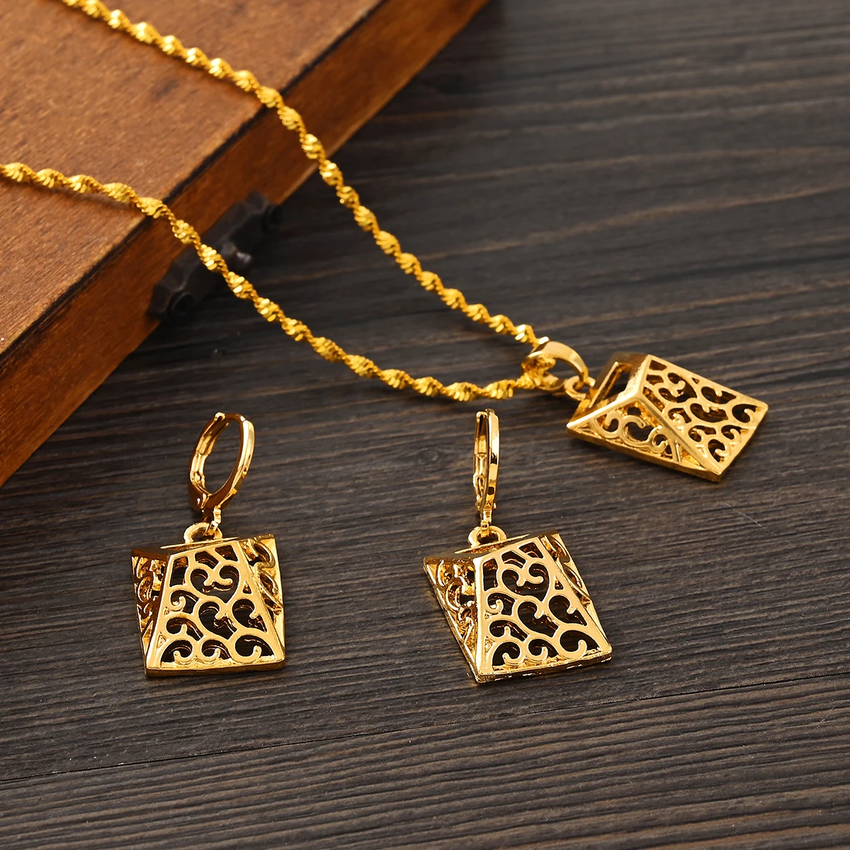 New Trendy Jewellery Gifts Geometric Africa Gold Plated Dubai New Vintage Necklace Earrings Sets For Women