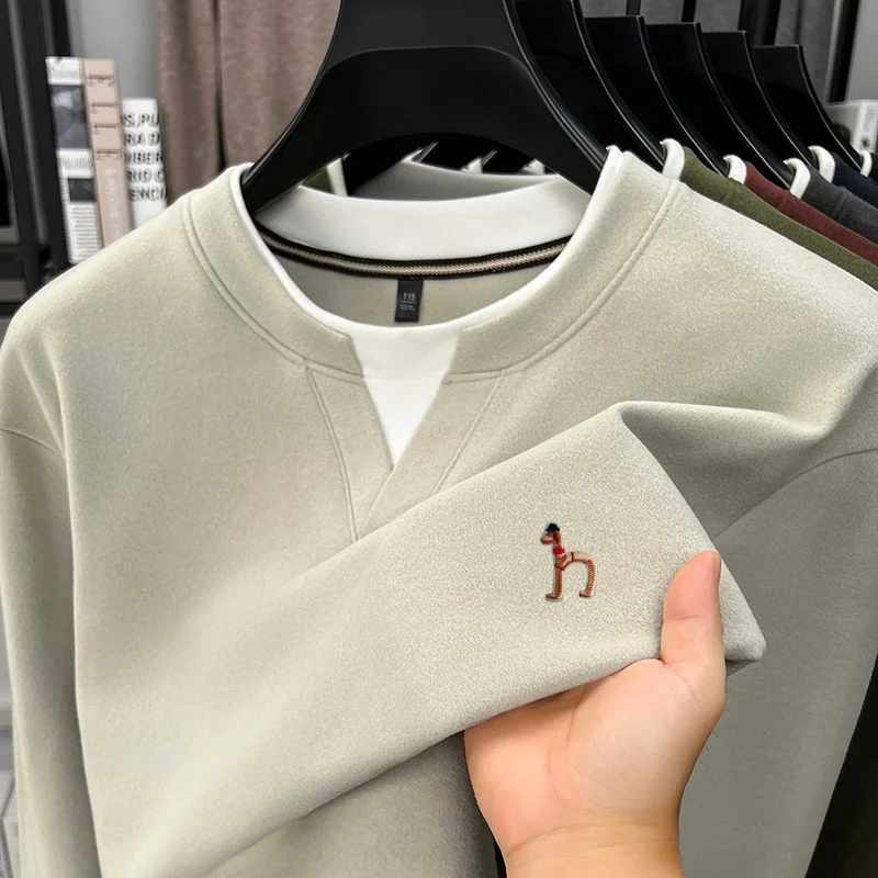 Hochwertiges Herren-Langarm-T-Shirt mit Rundhalsausschnitt, Zweiteiler-Optik, Farbblockierung, Besticktes T-Shirt, Modischer Trend in Herrenbekleidung – Detail 13