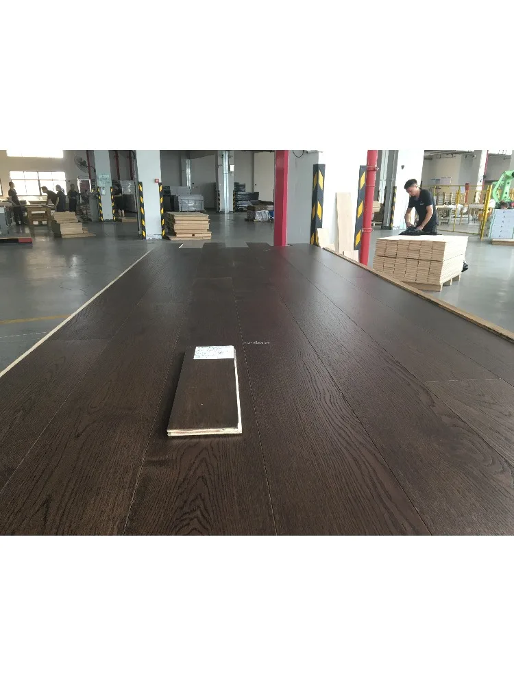 Versión personalizada del piso de roble multicapa cepillado de alta calidad.