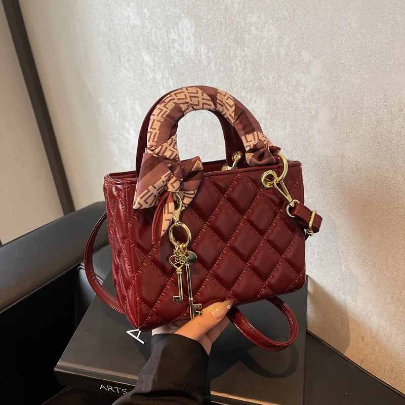 

Красная сумка из лакированной кожи с яркой поверхностью, высококачественная дизайнерская свадебная сумка, женская новая модная универсальная сумка через плечо