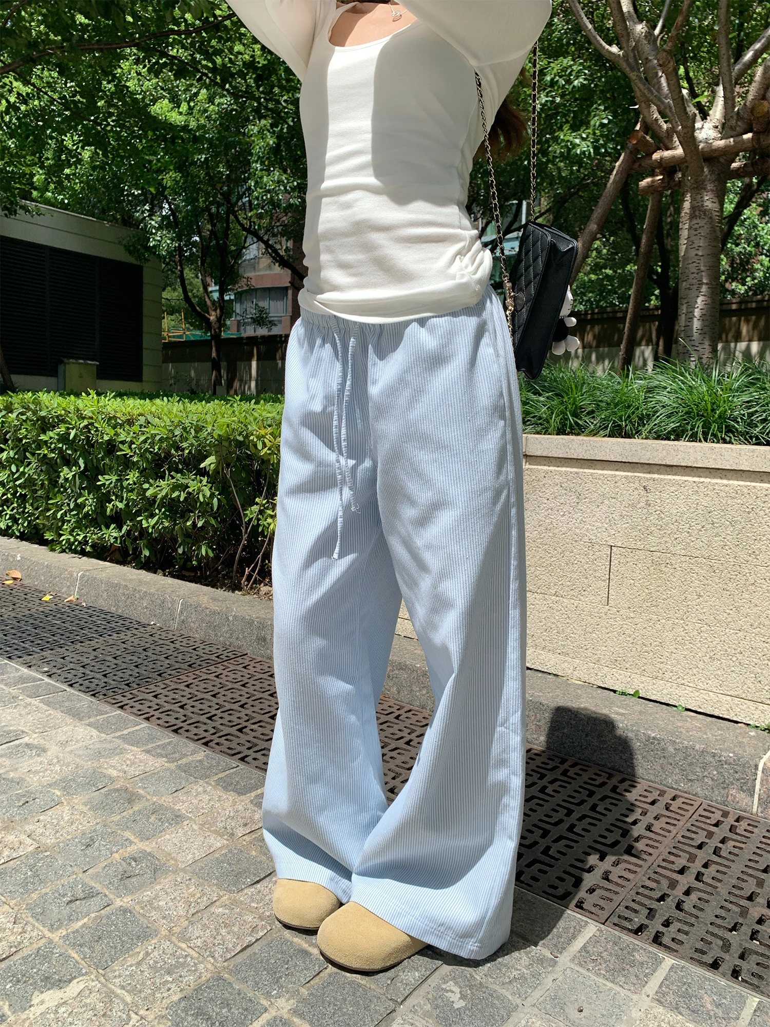 

Свободные повседневные брюки в синюю полоску в корейском стиле, с низкой талией, широкими штанинами, простого дизайна, подходят для прогулок, для девочек-подростков