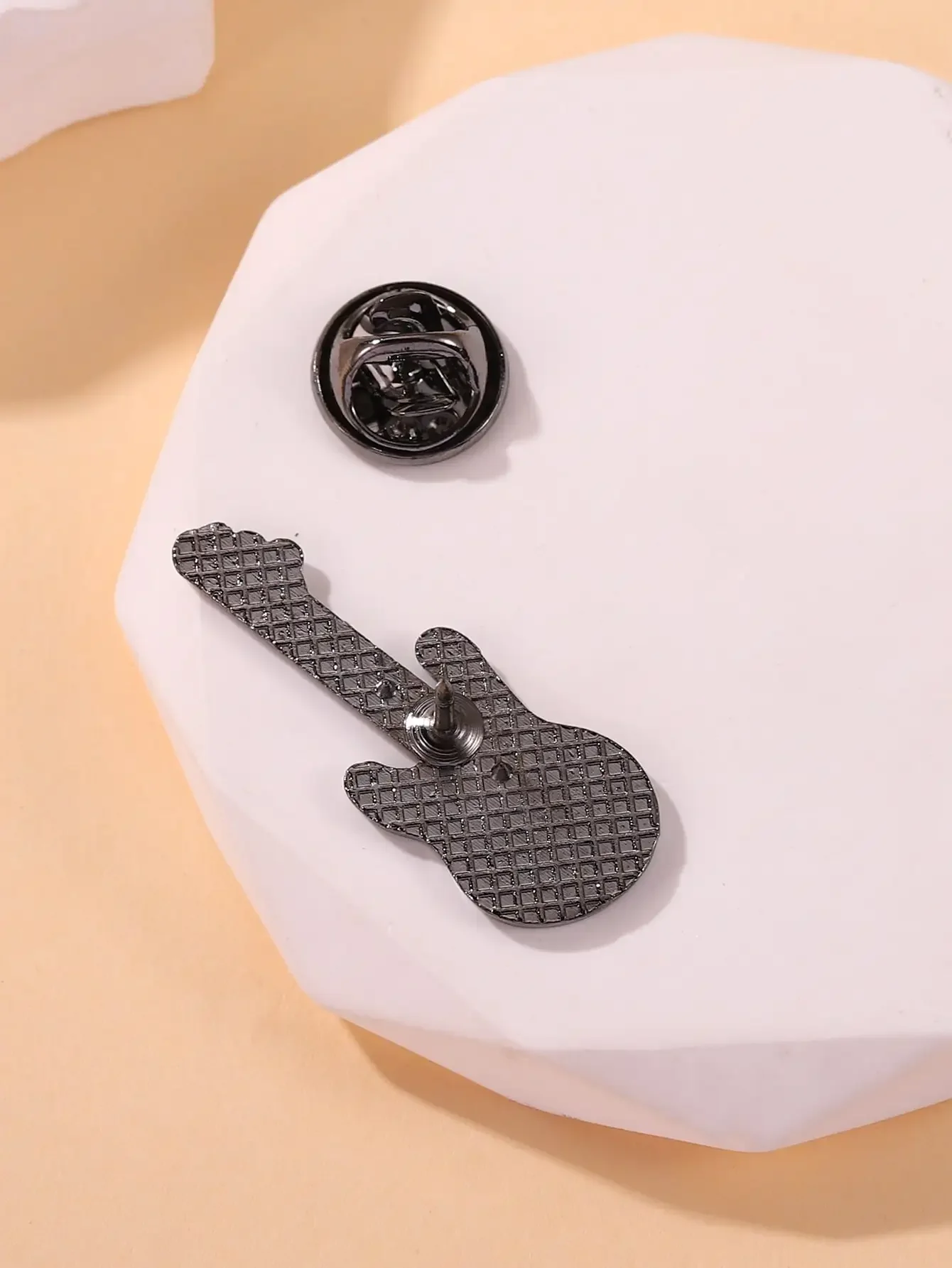 Simple Cool Musical Instrument Guitar Enamel Pins Creative Metal Brooches Backpack Clothes Lapel Badges Jewelry Gift for Friends