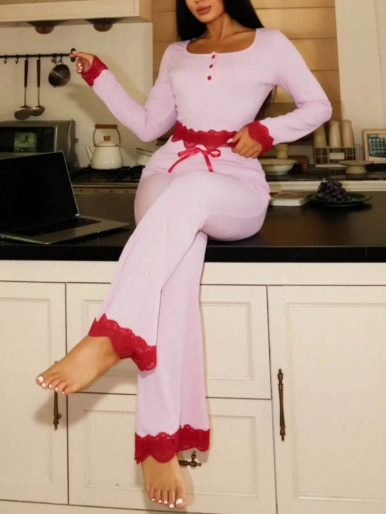 

Розовый пижамный комплект с длинными рукавами, красной кружевной отделкой и бантом на талии