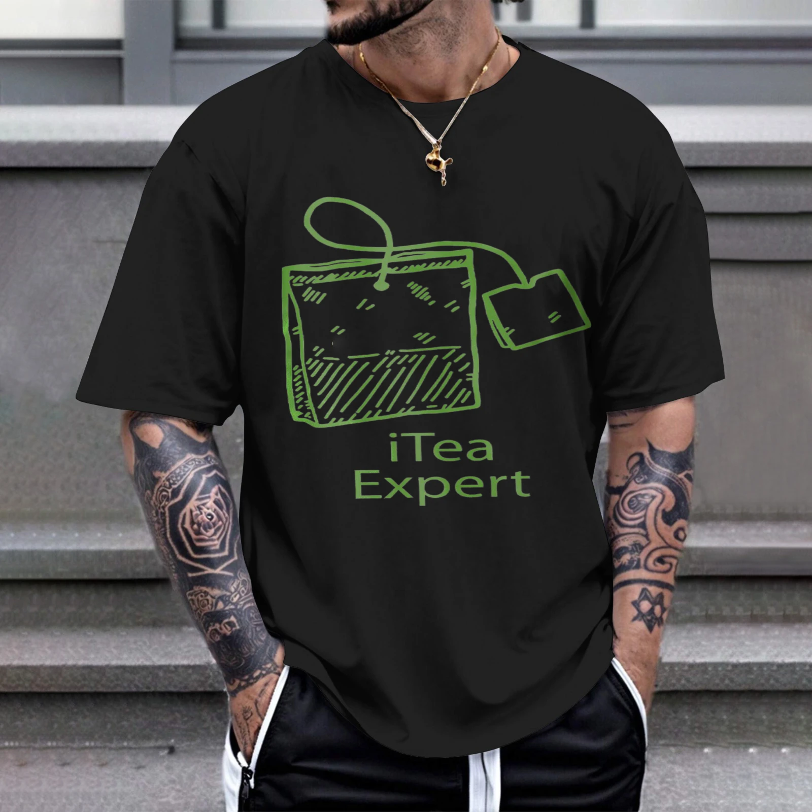 Herren-T-Shirt mit Teebeutel-Design und Expertentext, perfekt für Freizeitkleidung, Partys und Karneval-Outfits.