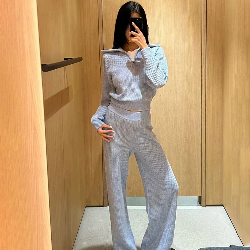 Lässiges und vielseitiges, figurbetontes, einfarbiges Strick-Set für Damen mit halbem Reißverschluss, bestehend aus Oberteil und Hose.