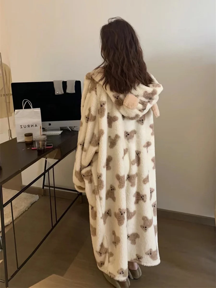 

Новый зимний женский длинный халат из кораллового флиса с капюшоном, с милым принтом медведя, теплая домашняя одежда, молодежный размер, 2025 год