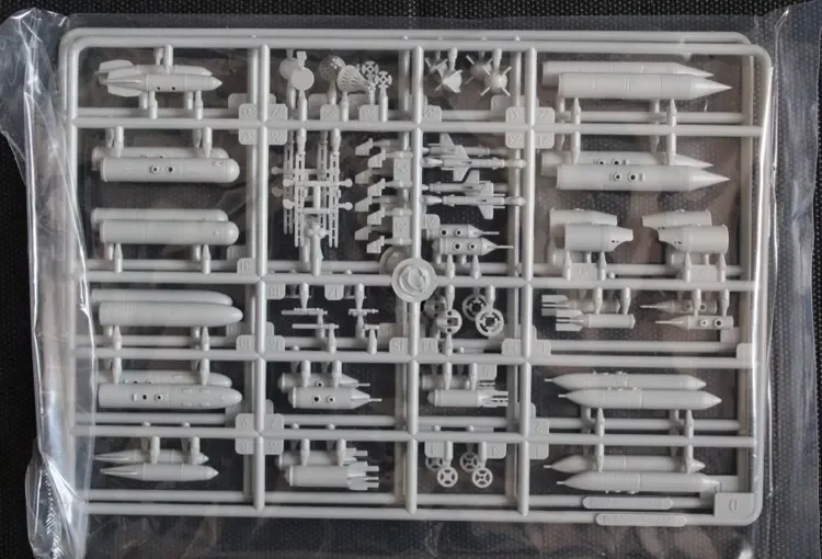 HobbyBoss-87220 Brinquedo modelo de montagem de plástico, russo KMi-24V, ataque armado, helicóptero lutador, presente militar, kit de construção, 1, 72