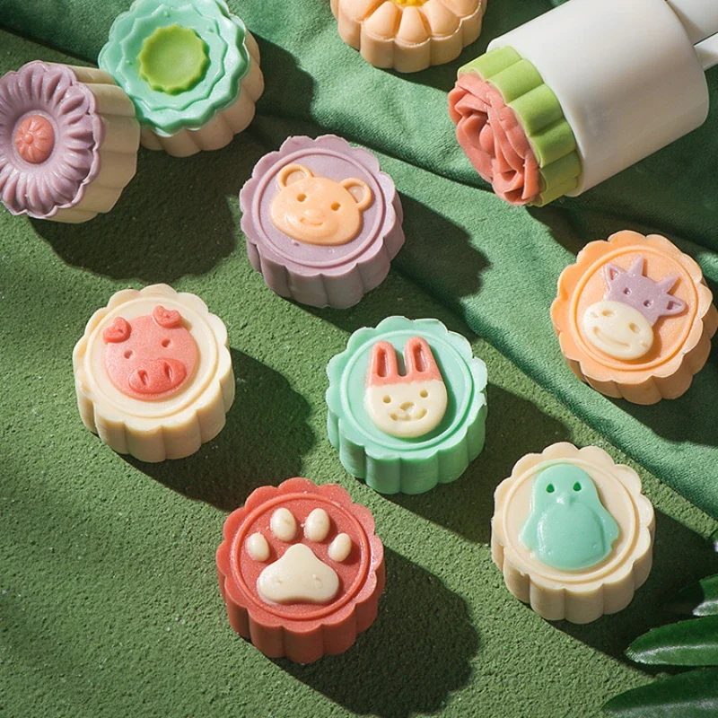 Ice-covered moon cake model printed with hand-pressed kinder