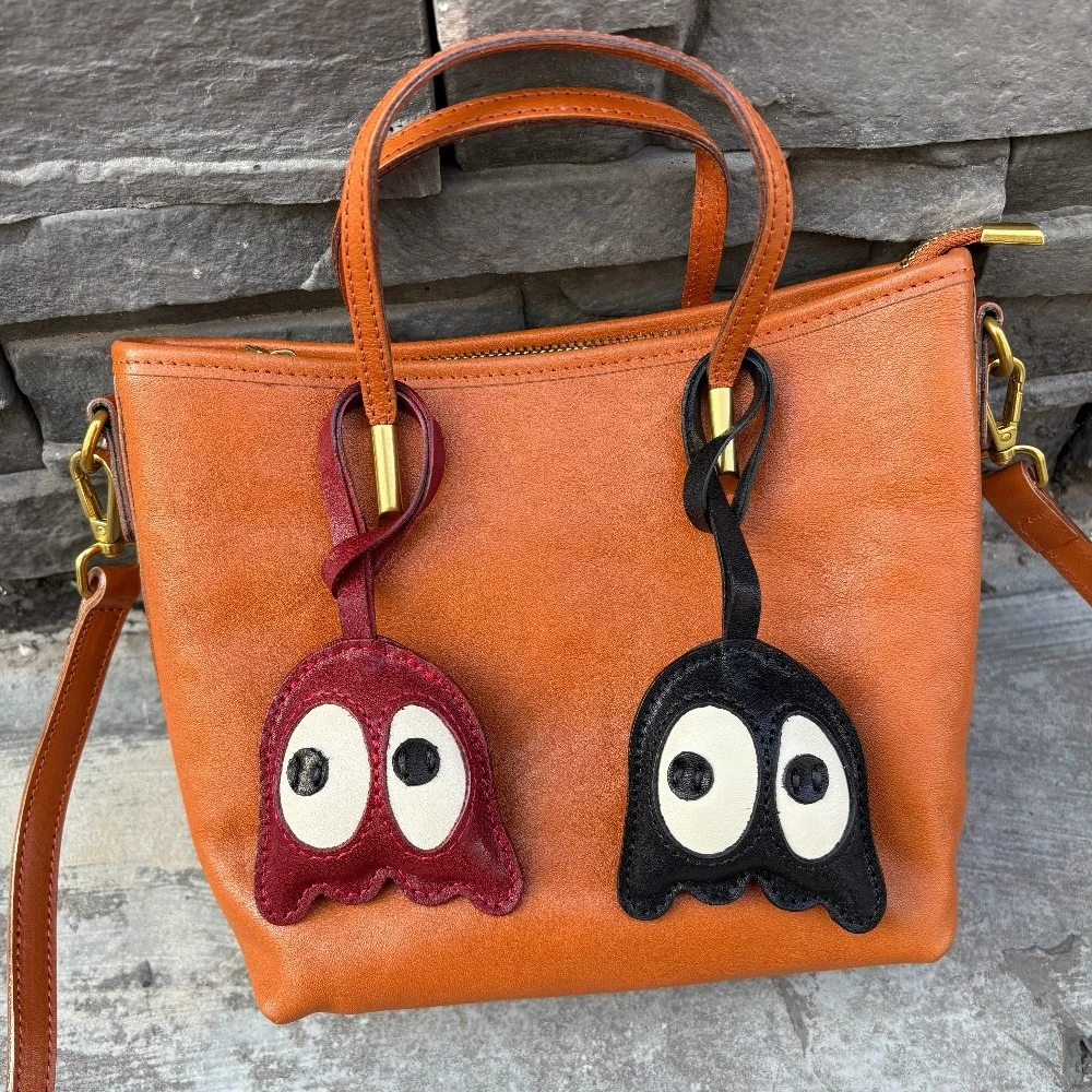 

Брелок-подвеска ручной работы из натуральной кожи в форме боба с большими глазами, аксессуар для сумок и багажа, маленький черный аксессуар для рюкзака