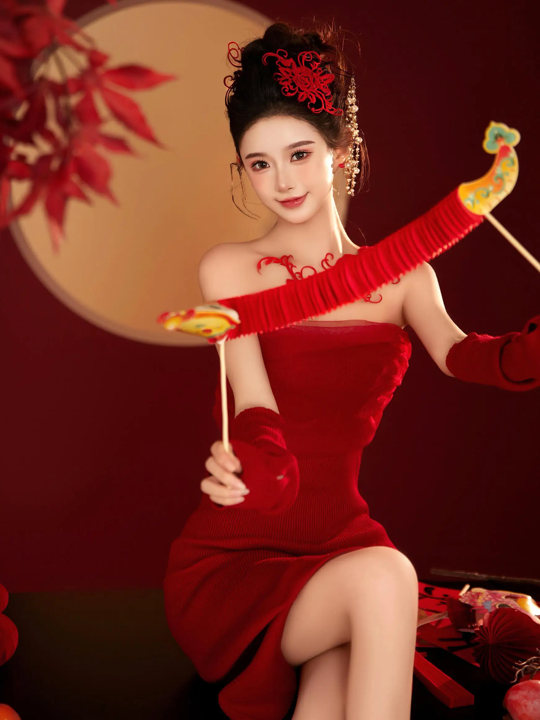 

Красный новогодний костюм в китайском стиле для фотосессий, студийных съемок, национальный тренд, художественный образ, этническая сценическая одежда