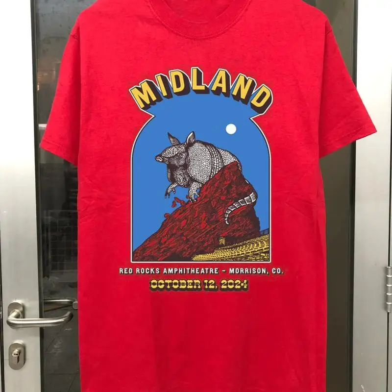 

Красная футболка MIDLAND Band Tour 2024 для фанатов KM379