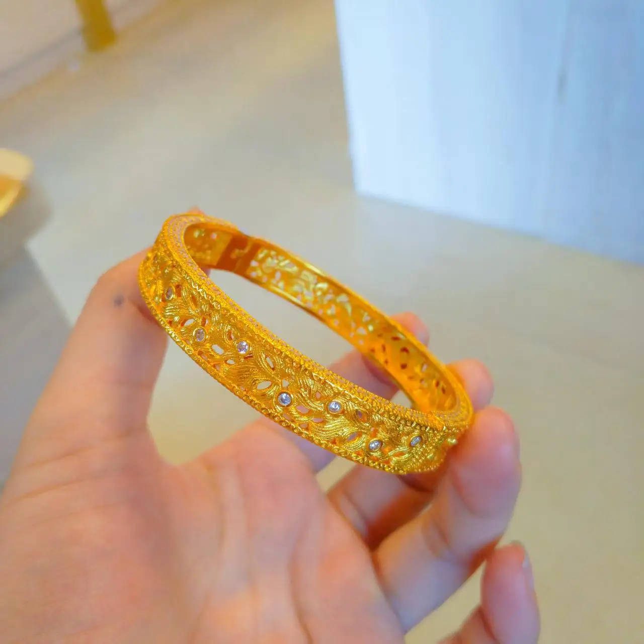

Женский браслет из золота 24 карата AU999, дизайн застежки в придворном стиле с бриллиантами, легкий роскошный универсальный браслет в китайском стиле ретро