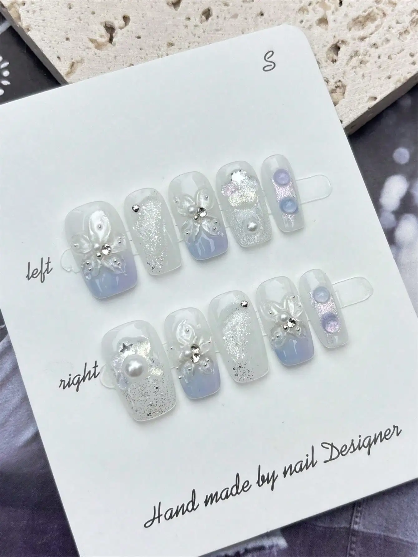 

10шт многоразовые бело-синие французские ногти Aurora: короткие овальные с жемчугом и 3D-цветочками. Ручная работа.