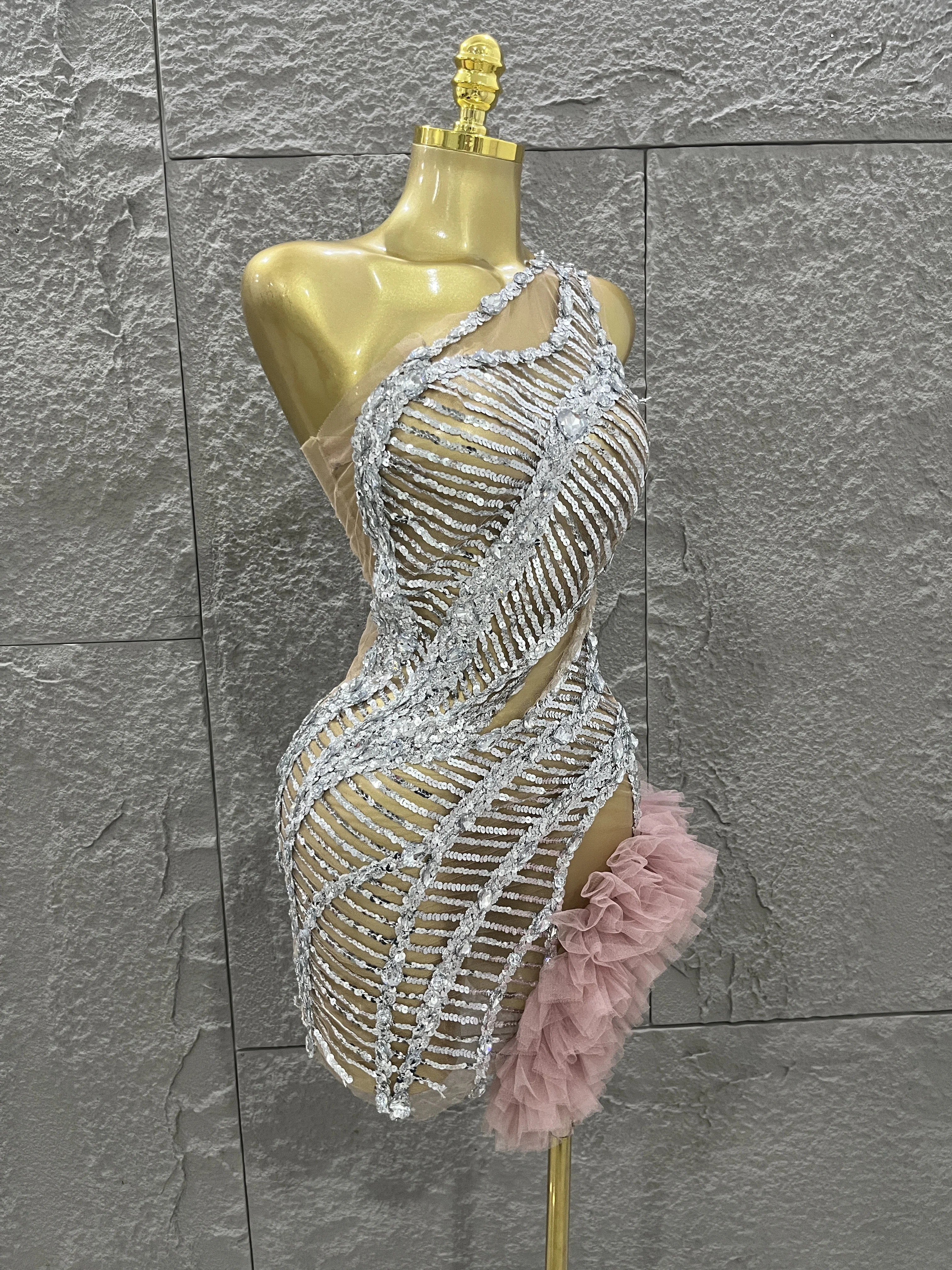 ชุดเดรสปักเลื่อมระยิบระยับแบบเซ็กซี่เปิดไหล่ข้างเดียว ชุดราตรีสำหรับงานปาร์ตี้ ชุดนักร้องนักเต้นสำหรับการแสดงในไนต์คลับ