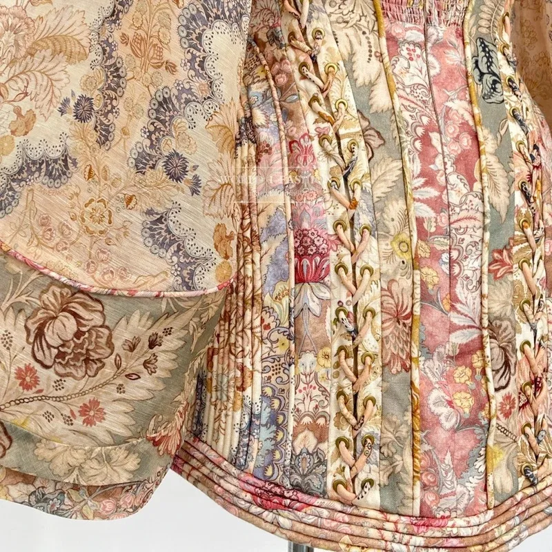 فستان نسائي لخريف 2026 جديد عالي الجودة مزين بالزهور والوردي والبني مطبوع عليه زهور وأكمام طويلة فساتين قصيرة بدون ظهر