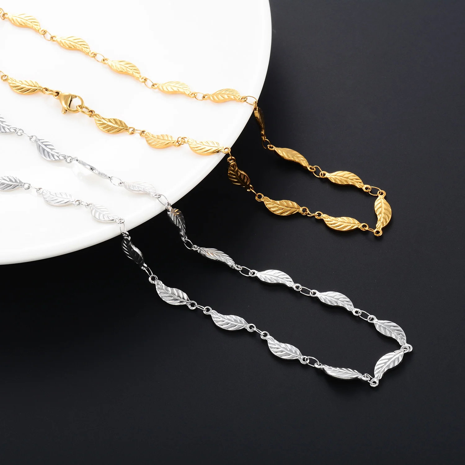 Halskette aus Edelstahl mit geprägten Blättern, versilberte Choker-Metallkette für Frauen und Mädchen – Detail 3
