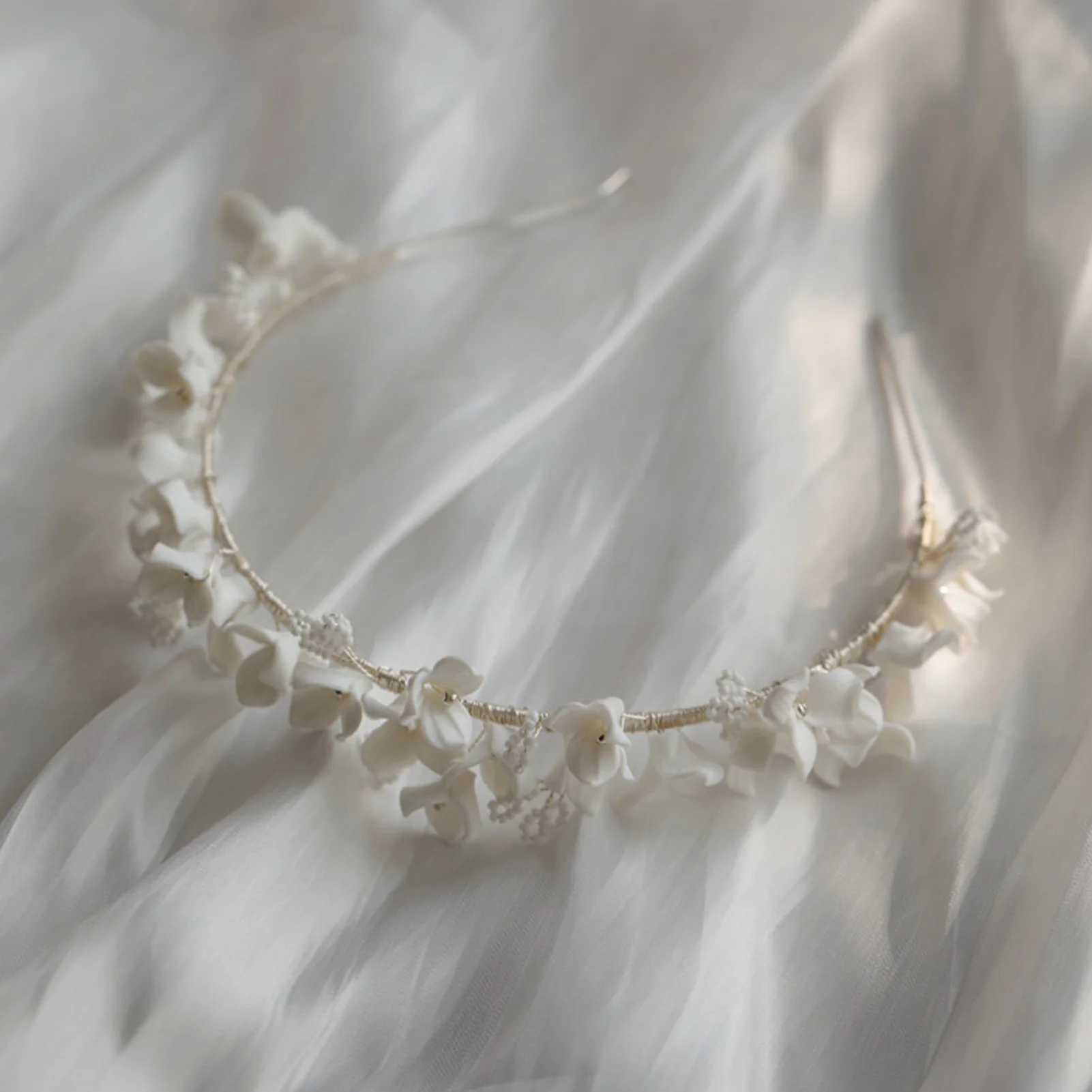 

Свадебный цветочный венок для невесты, белый керамический ободок для волос, модный головной убор, элегантные украшения для волос подружек невесты