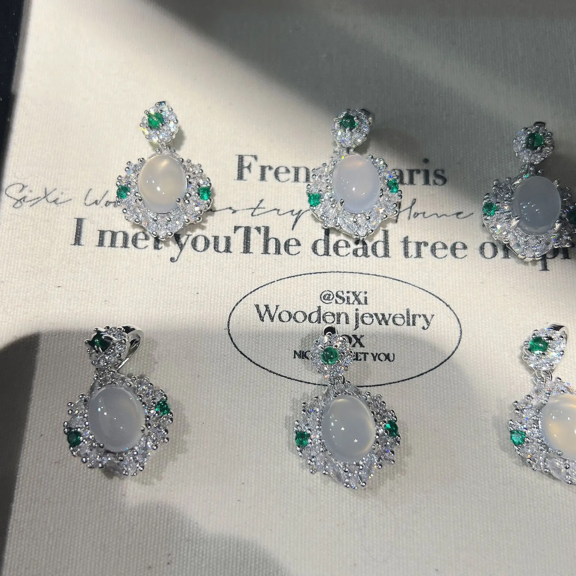 

Retro luxury inlaid with green diamond natural ice chalcedony necklace classic palace style sparkling engagement wedding jewelry