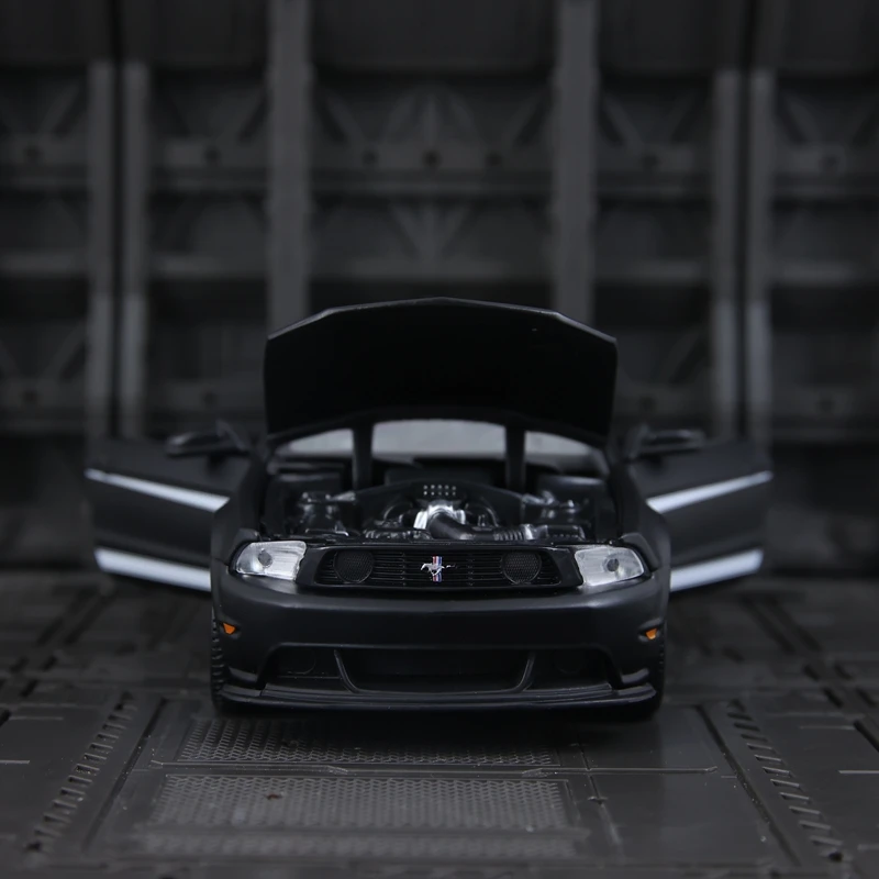 Maisto 1:24 Simulated 2012 Ford Wild Boss 302 alloy supercar model with doors and hood that can be opened as static car ornament