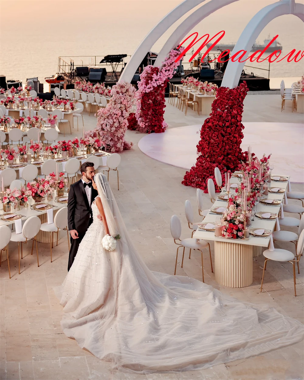 カスタマイズされた絶妙なホワイトオーガンザブライダルドレスエレガントなストラップレスキャップスリーブスパンコールのウェディングドレスチャペルトレインオープンバックドレス