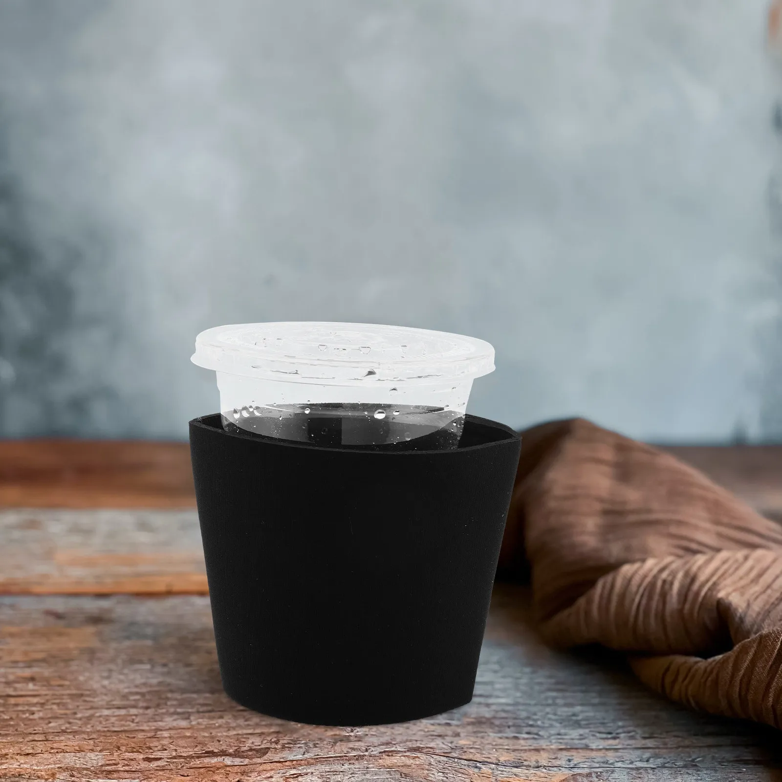 Funda reutilizable aislante para tazas de café, protector de neopreno para bebidas frías y calientes, diseño impermeable y cómodo para oficina.
