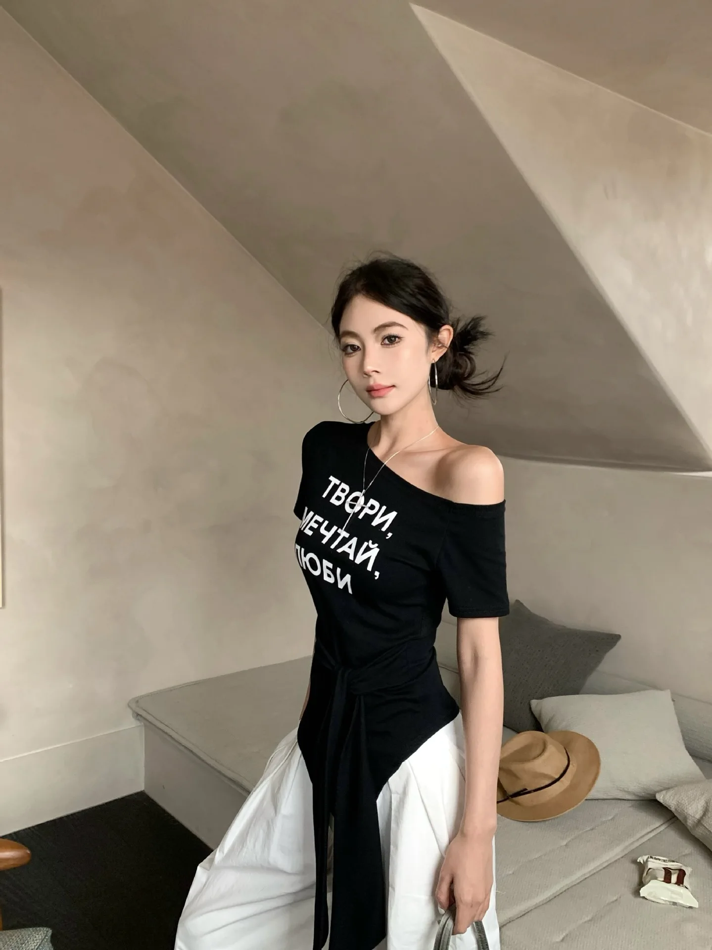 Damen Sommer T-Shirt mit Buchstaben-Print, One-Shoulder, Kurzarm, Slim-Fit Top, Mädchen Kurzes Studenten-Basisshirt, Lässiges T-Shirt für Frauen – Detail 27