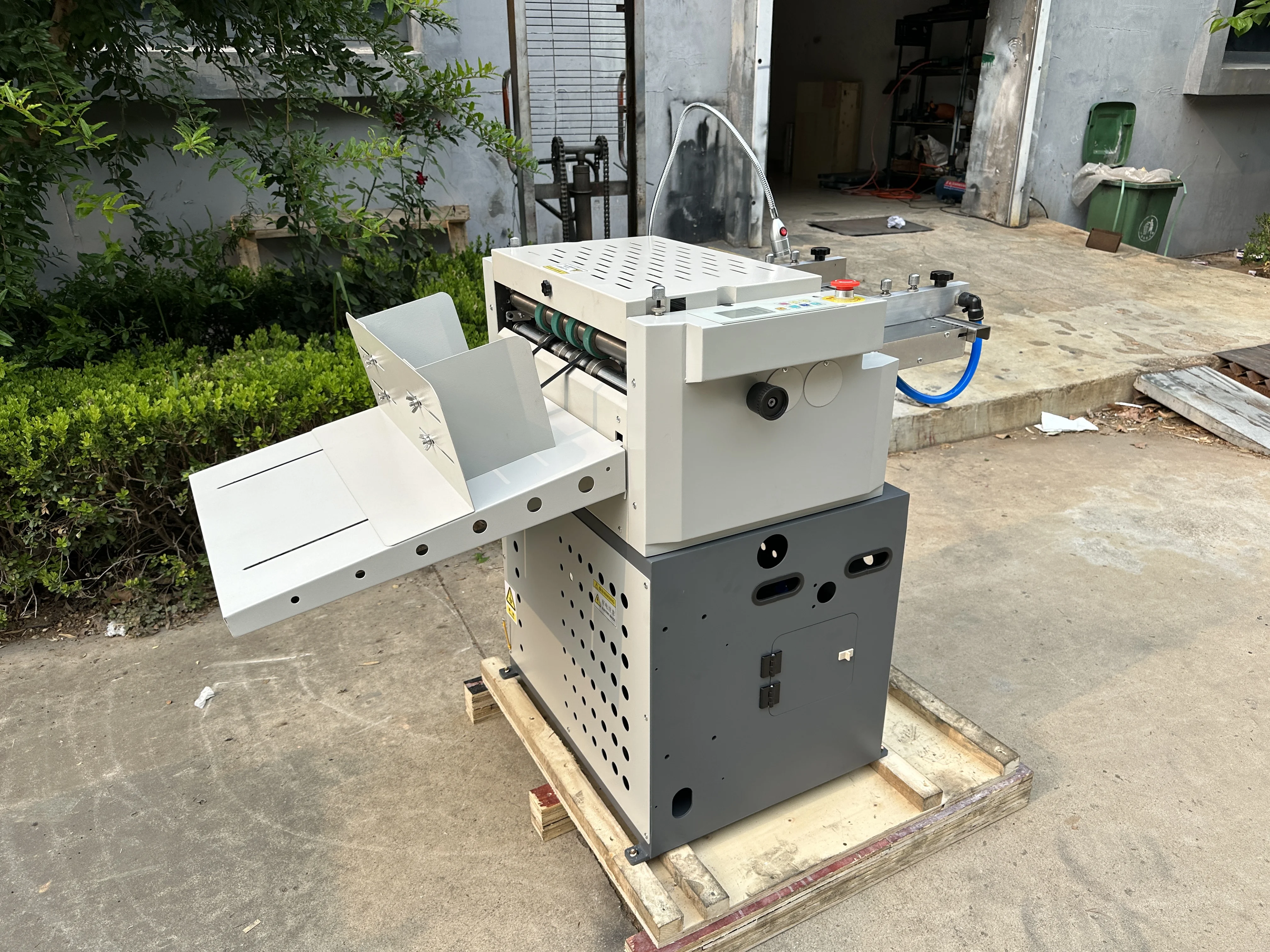 Automatic High Efficiency Creasing Machine with LED Display Chrome Steel Rollers Tungsten Blades for Self Adhesive Papers