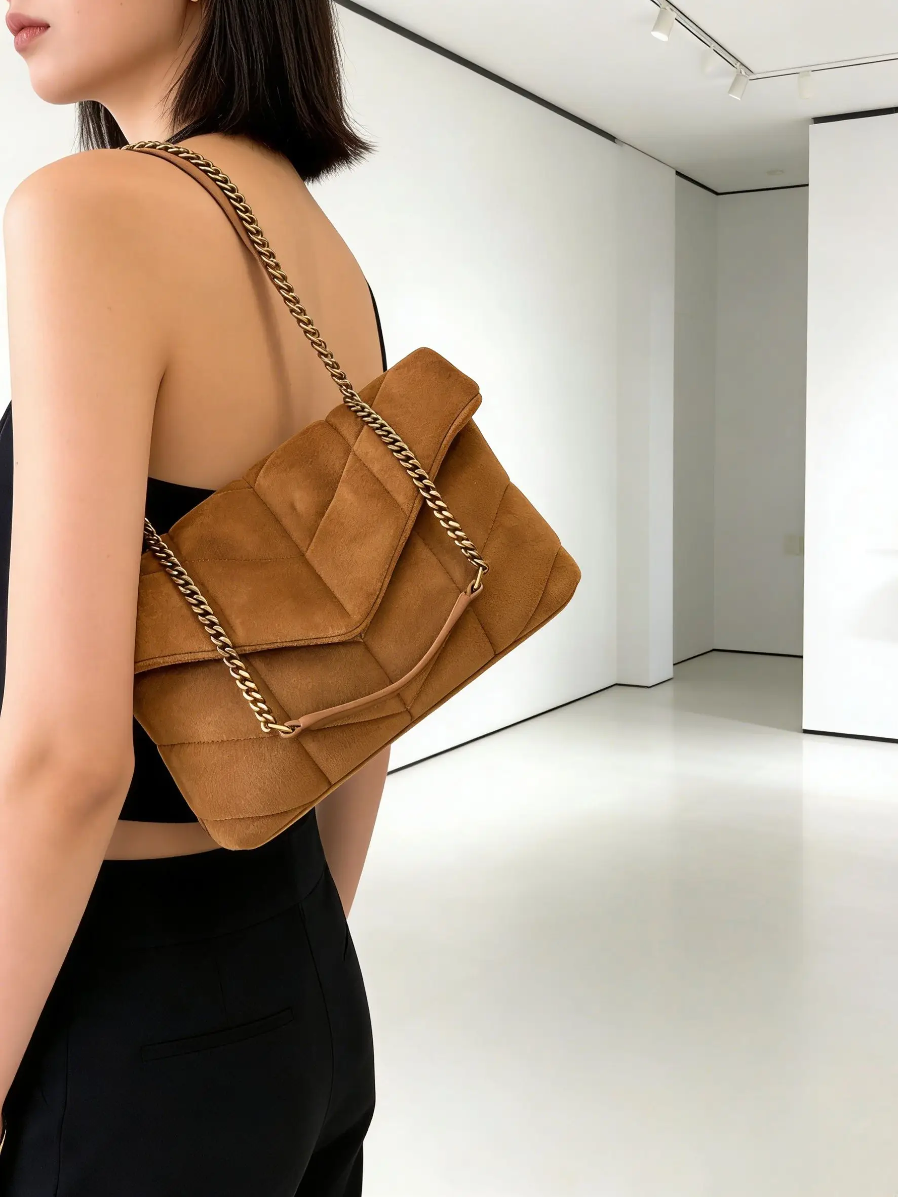 

Chain shoulder strap underarm shoulder bag, luxurious retro large capacity drawstring shoulder women's frosted suede tote bag.