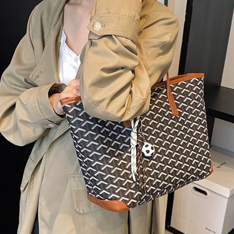 حقيبة سلسلة مبطنة ربيعية لعام 2025 للنساء، محفظة تحت الإبط بتصميم متخصص، حقيبة كتف فاخرة بحزام كروس قابل للتعديل