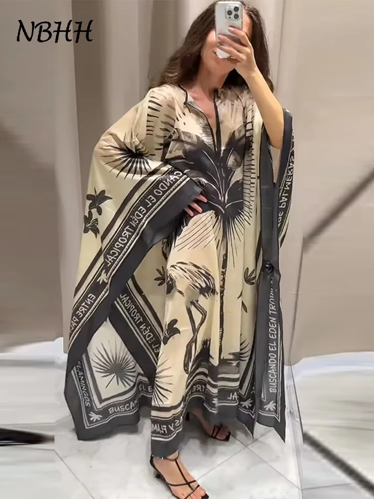 ヴィンテージプリントの流れるようなボヘミアンマキシドレス。 休日、フェスティバル、休暇に最適な女性用のリラックスしたVネック長袖ドレス。