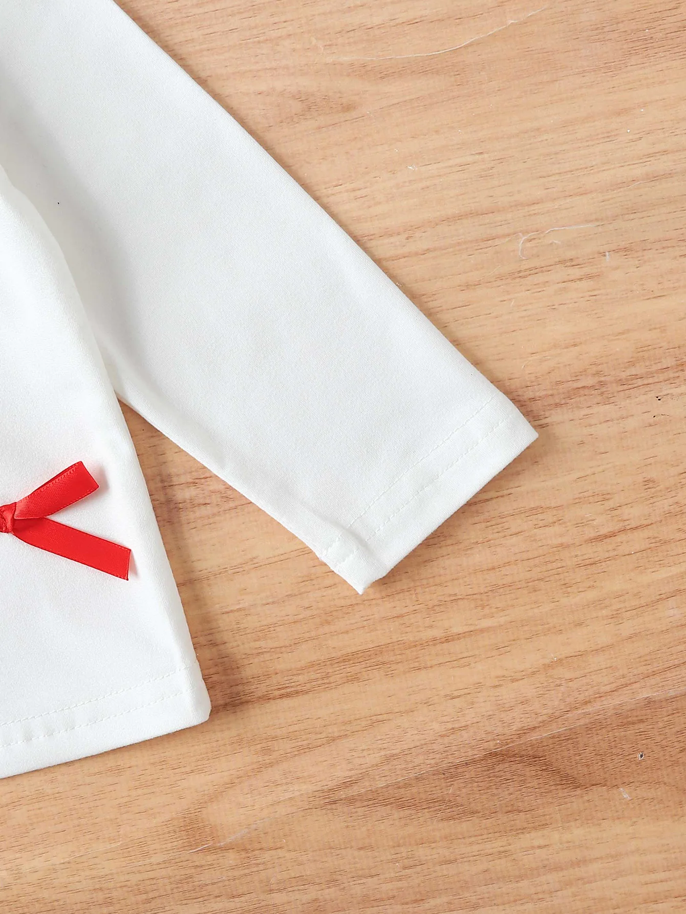 2-teiliges Herbst-/Winter-Outfit für Kleinkinder, Mädchen, 1–3 Jahre: Weißes Oberteil mit langen Ärmeln und roter Schleife + rote und weiße Karohose, süß und niedlich. – Detail 4