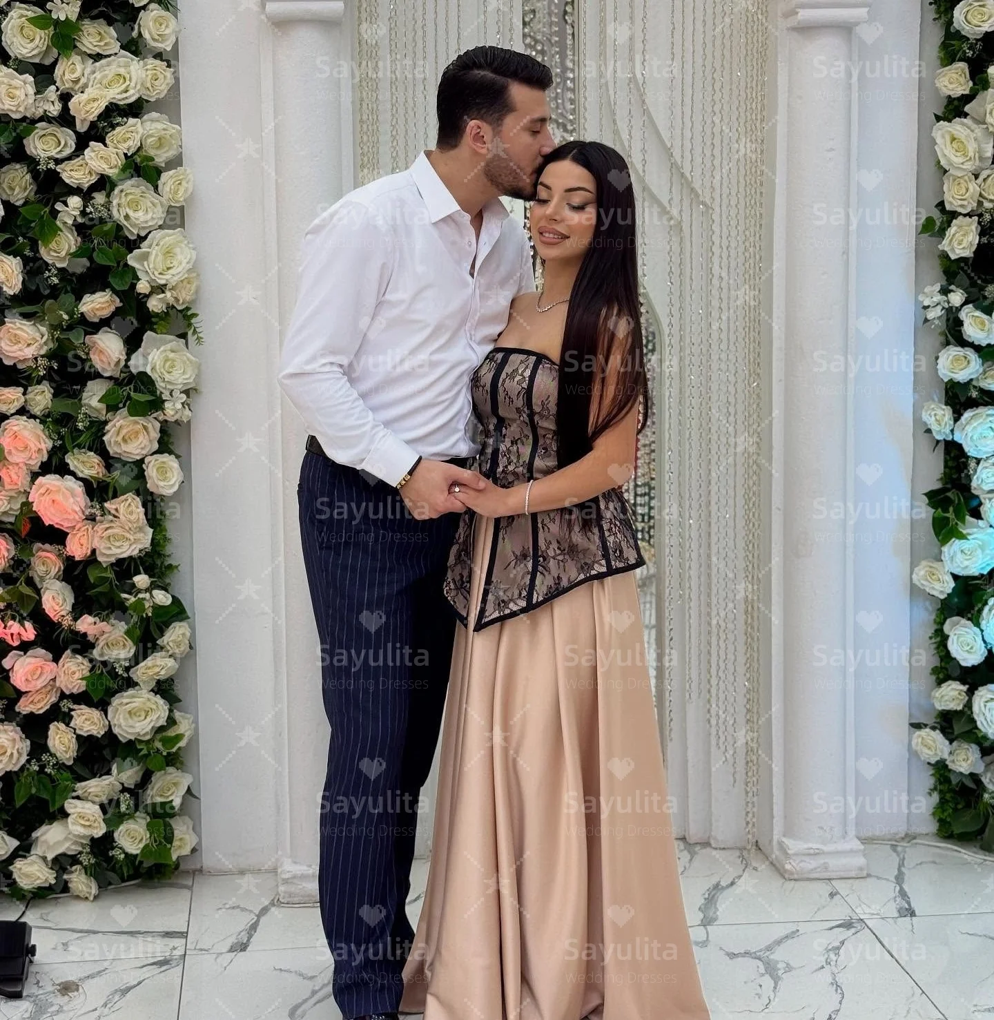 Sayulita 블랙 레이스 Strapless 댄스 파티 드레스 지퍼 백 섹시한 이브닝 가운 긴 Ruched A 라인 웨딩 파티 드레스 맞춤형