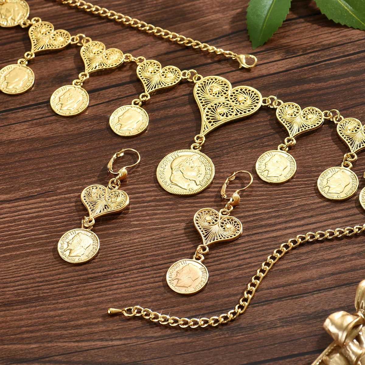 قلادة معدنية على شكل قلب مع صورة بشرية وأقراط على شكل عملة معدنية بتصميم بسيط طقم زفاف مكون من قطعتين
