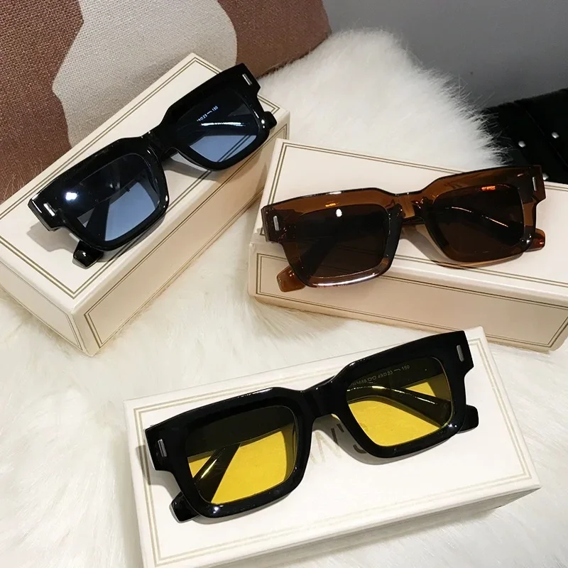 Markendesigner Quadratische Sonnenbrille für Damen und Herren Ozeanfarben-Schattierungen Sonnenbrillen für Frauen Modische Rechteckige Nieten-Sonnenbrille