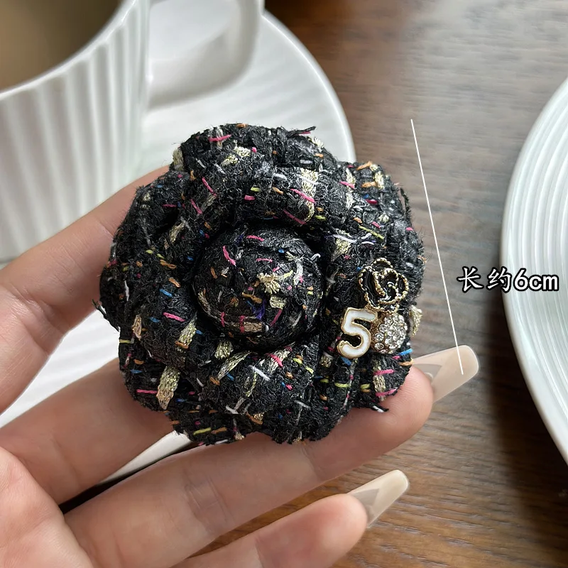 Koreanische Stoff Kamelie Broschen für Frauen Mode handgemachte Blume Anstecknadeln elegante Kleidung Schmuck Accessoires Corsage – Detail 3
