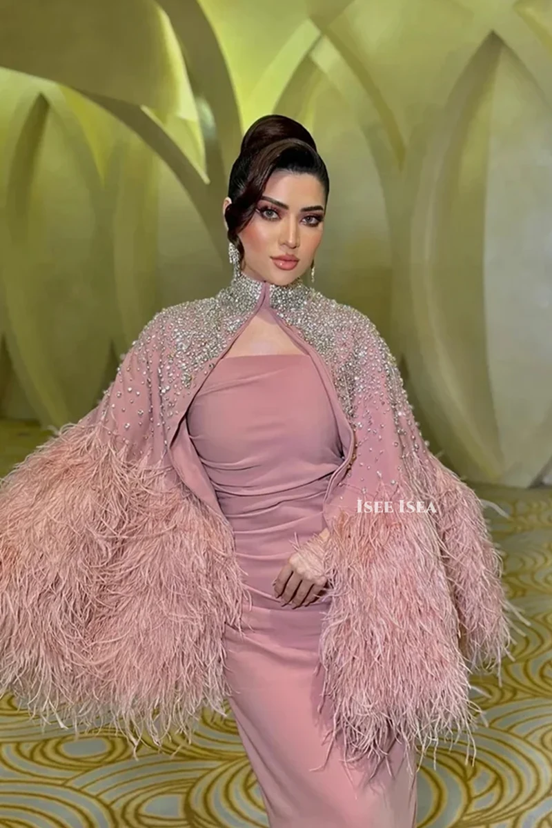 فساتين سهرة ملفوفة بالريش الوردي للنساء فستان السجادة الحمراء من حجر الراين والكريستال فستان رسمي لحفلات الحفل حسب الطلب