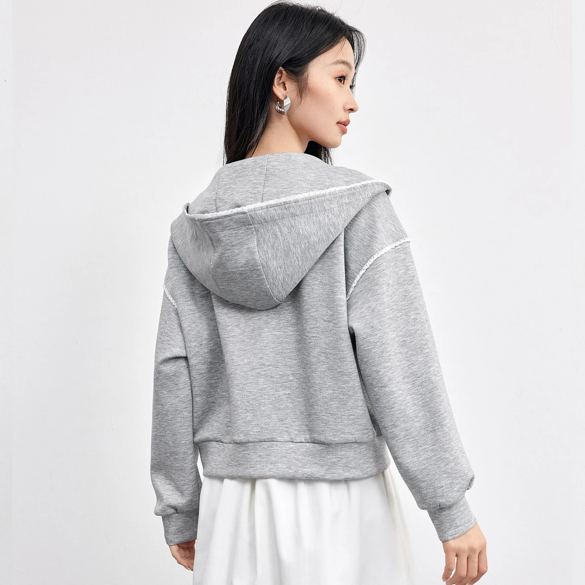 SENTUBILA Donna Giacche corte con cappuccio 2025 Autunno Sport Cappotti larghi a maniche lunghe Capispalla casual a contrasto di colore 153WG8813