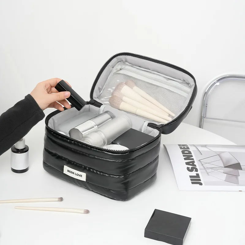 2025 تصميم جديد حقيبة مستحضرات التجميل حقائب مكياج محمولة سعة كبيرة أحمر الشفاه العناية بالبشرة حقيبة التخزين السفر المحمولة النساء هدية مثالية