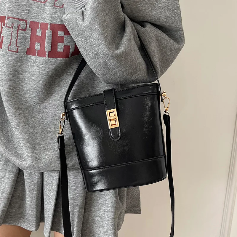 حقائب كتف صغيرة عبر الجسم للنساء 2025 الصيف بولي Leather جلد موضة امرأة حقيبة ساع حقائب اليد النسائية فتاة صغيرة دلو حقيبة