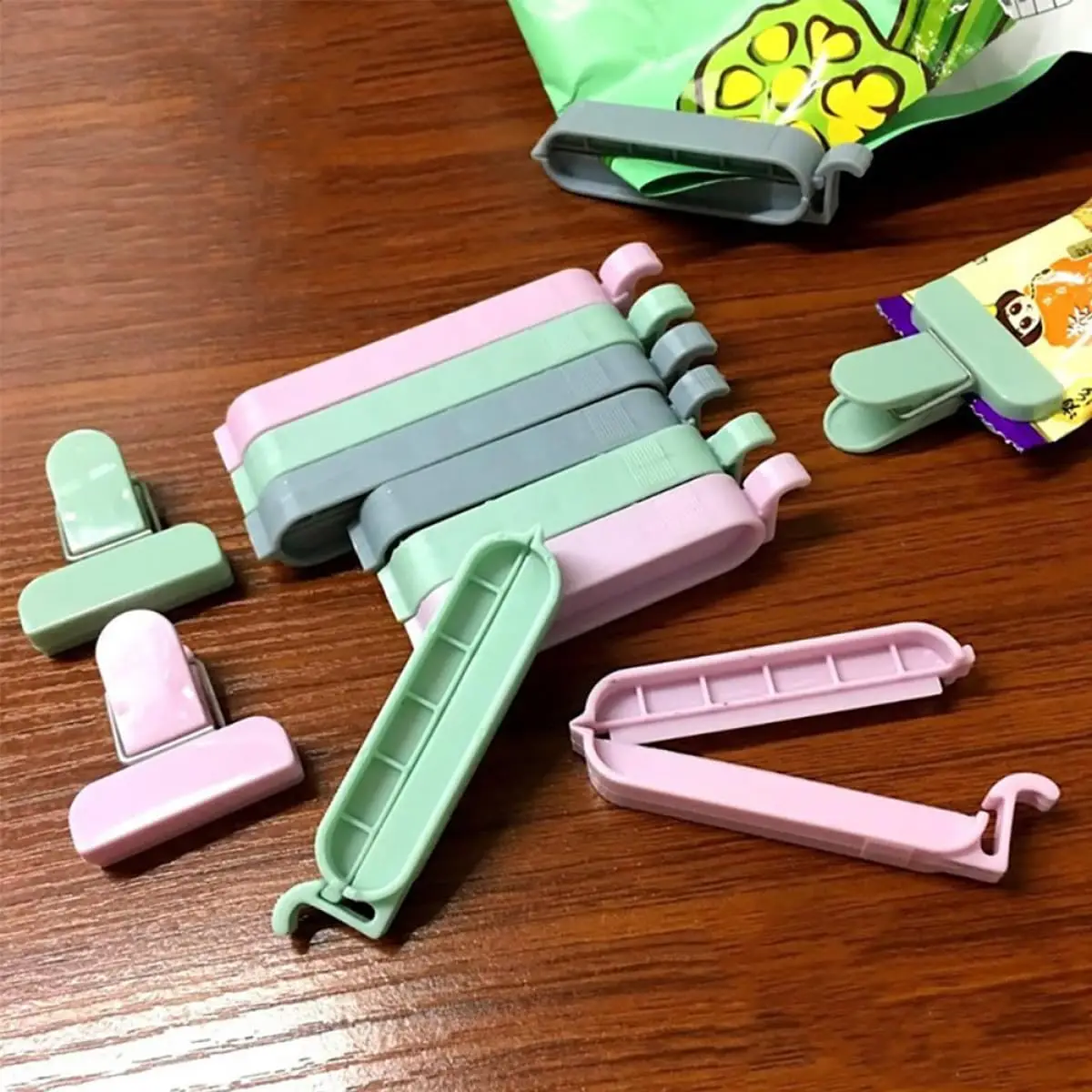 12pcs Mixed Color Plastic Sealing Clips Bag Clips for Food Storage Snack Chip Bag Sealer Moisture and Kitchen Sealing