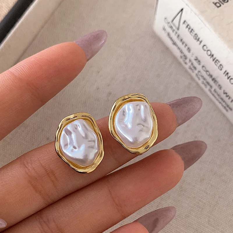 2024 Simpler Geometry Imitation Pearl Clip on Earrings for Women Golden Color Koean Fashion Small Earrings Elegant Jewelry Gift