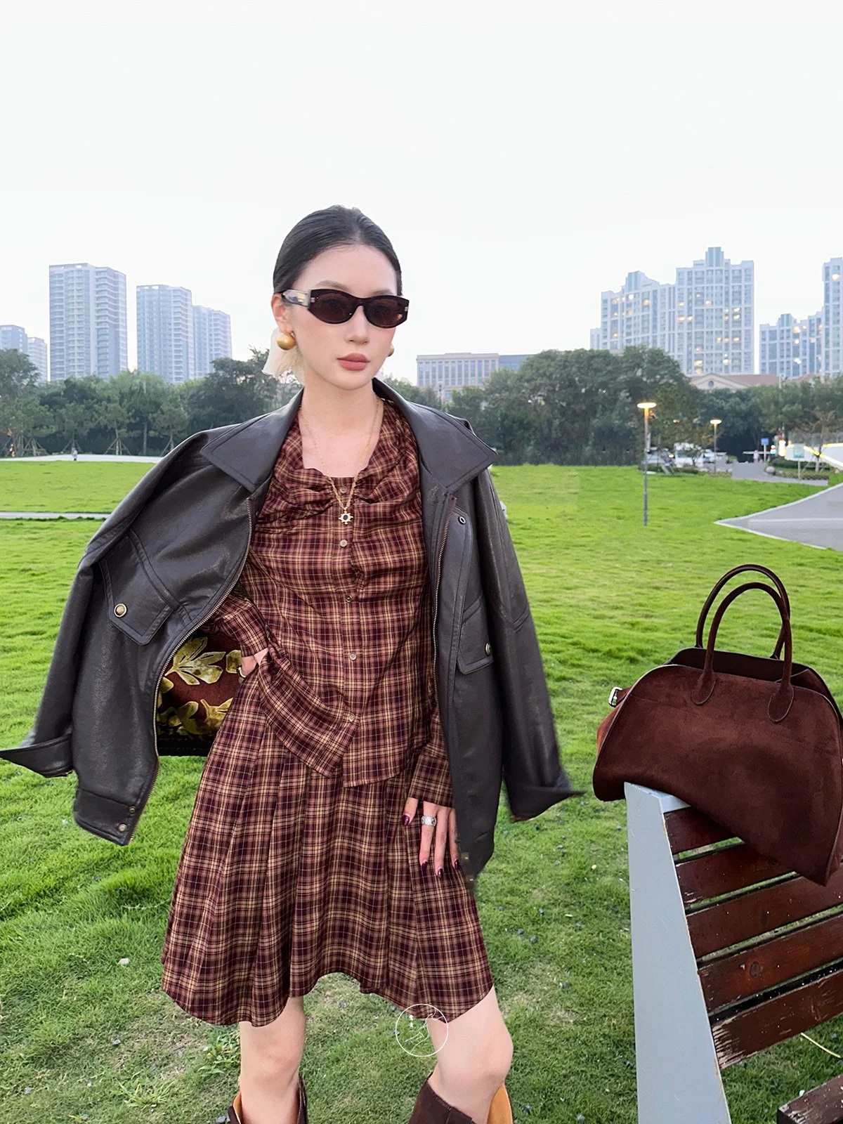 معطف نسائي من الجلد من مونيكا أوريجينالز عتيق من جلد البولي يوريثان مع طباعة فضفاضة تناسب طويلة وسحاب للإغلاق للخريف