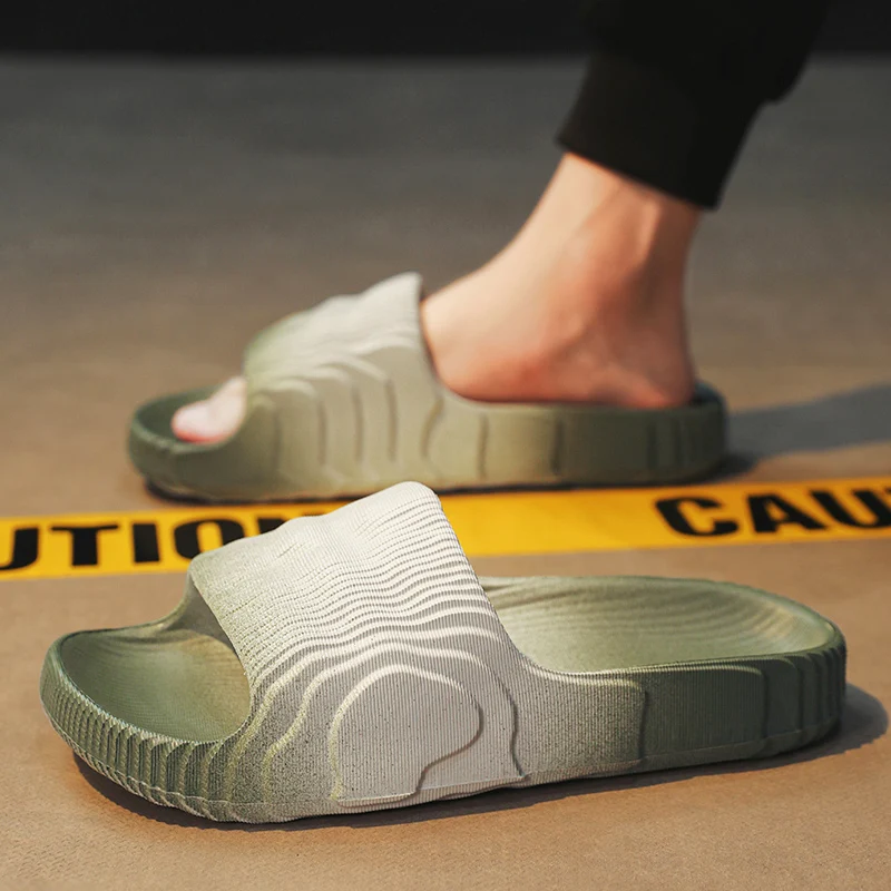 New Men Thick Bottom Slippers Platform Bathroom Slides Non Slip Trend Designer Shoes Ladies Female Mule Shoes Flip Flops Sandals